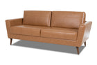 sofa 3 lugares louise caramelo visto na diagonal em fundo infinito