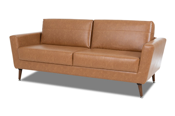sofa 3 lugares louise caramelo visto na diagonal em fundo infinito