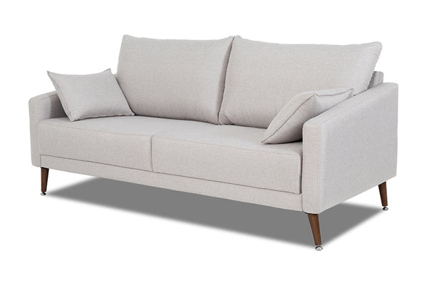 sofa 3 lugares malta cinza claro visto na diagonal em fundo infinito