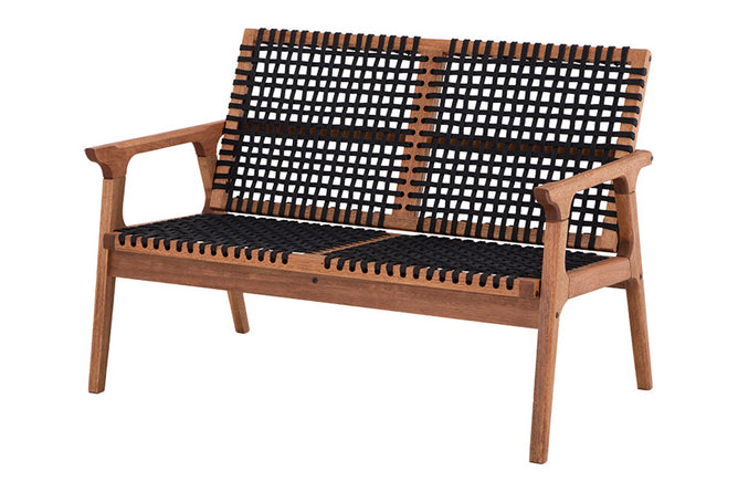 sofa madeira 2 lugares trama jatoba e corda preta visto da diagonal em fundo infinito