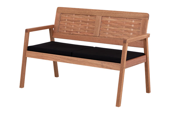 sofa rustico para sala traco castanheira em fundo infinito visto na diagonal