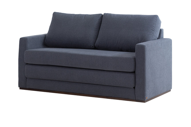 sofa cama 2 lugares vira grafite visto na diagonal como sofa