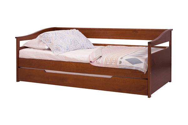 sofa cama flora caramelo visto pela diagonal com colchao lencol e travesseiro e cama debaixo fechada