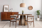 ambiente contendo o conjunto de mesa de jantar didion cor avela de madeira de verdade eucalipto e quatro cadeiras estofadas santorini para sala de jantar