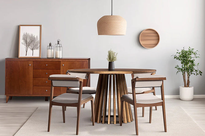 ambiente contendo o conjunto de mesa de jantar didion cor avela de madeira de verdade eucalipto e quatro cadeiras estofadas santorini para sala de jantar