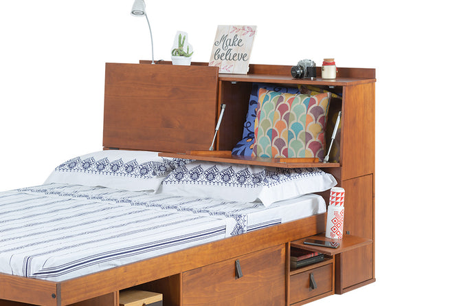 cabeceira de queen bali caramelo decorada com porta basculante aberta