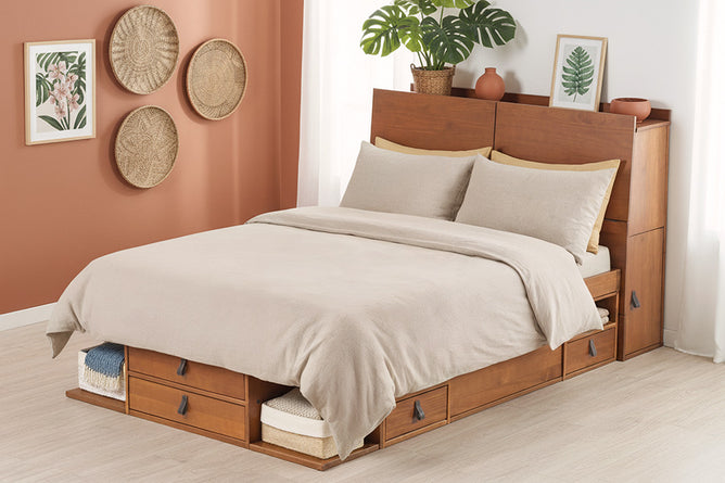 cama bali com cabeceira ambientado no quarto