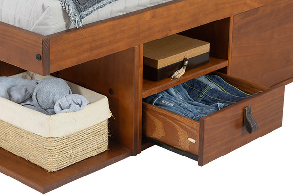 cama bali de queen caramelo em fundo branco detalhe gaveta lateral
