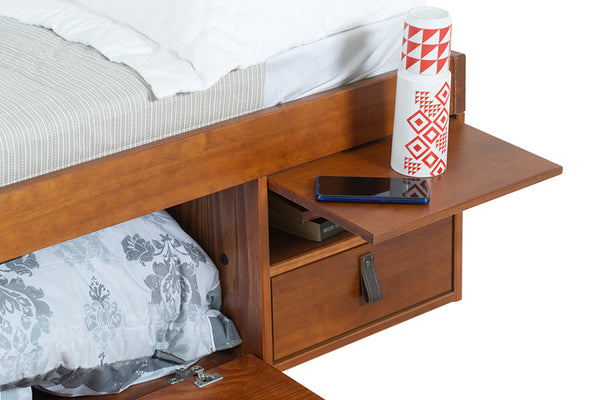 cama bali de queen caramelo em fundo branco detalhe mesa de cabeceira