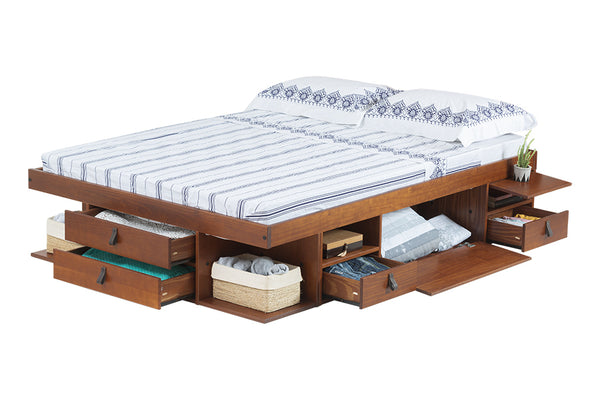 cama bali de queen caramelo em fundo branco vista em diagonal com gavetas abertas