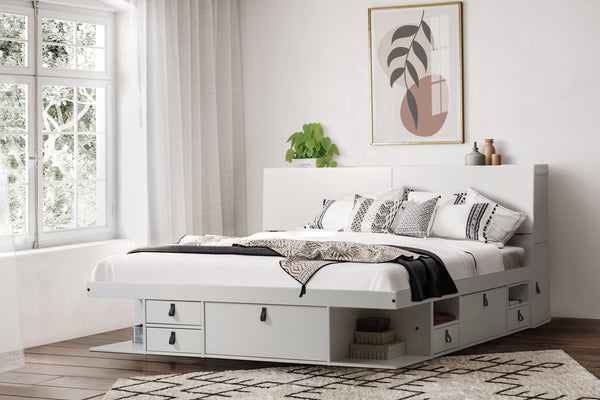 foto ambientada da cabeceira de cama king size para cama bali na cor branco giz vista na diagonal com portas fechadas com cama em quarto