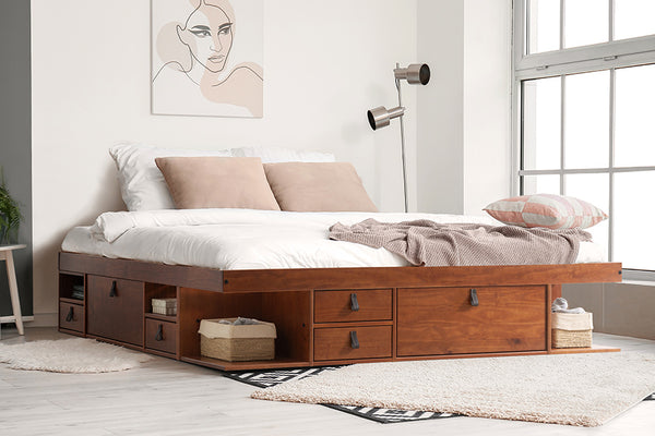 cama bali king caramelo ambientada em quarto