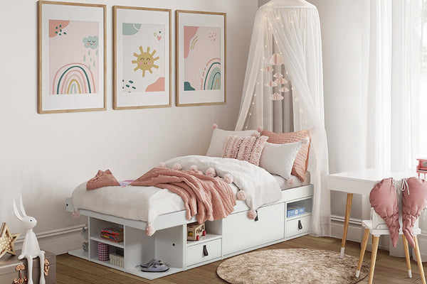 cama bali de solteiro branca ambientada em quarto infantil