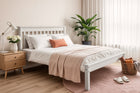 cama de casal habitual branca ambientada no quarto