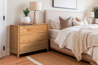 cômoda 3 gavetas lice ambientada no quarto ao lado da cama