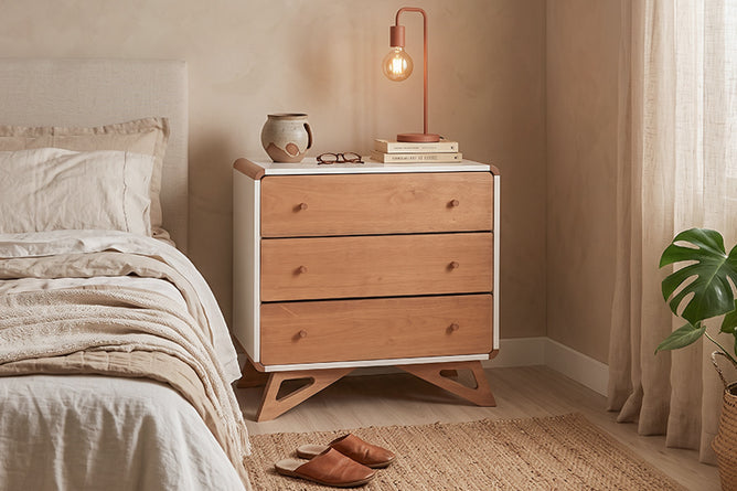 Cômoda para Quarto 3 Gavetas Baori - Branco e Jatobá ambientada no quarto