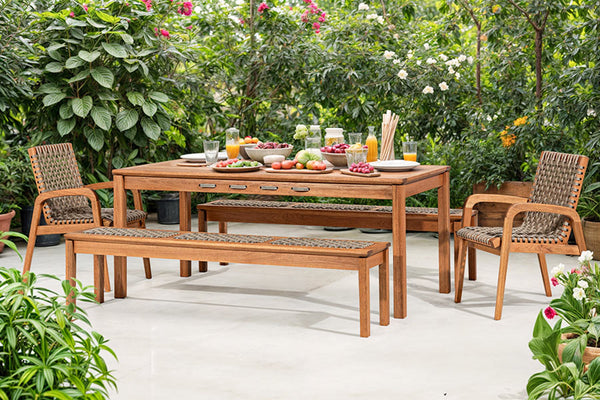 conjunto mesa 2 bancos 2 cadeiras trama rami ambientados no jardim