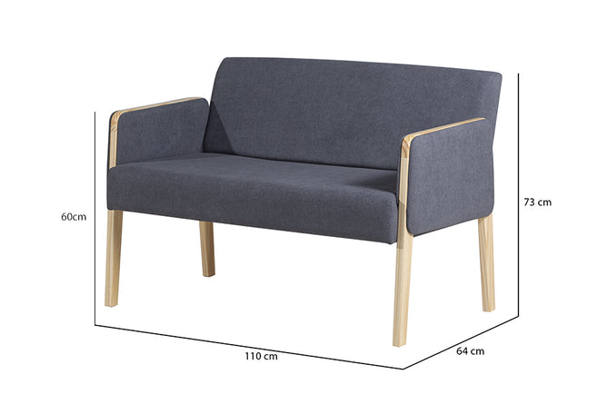 sofa 2 lugares arpoador natural e tecido cinza escuro visto na diagonal em fundo infinito com medidas escritas na imagem