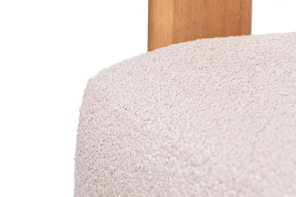 detalhe tecido poltrona de madeira estofada para sala feather