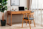 escrivaninha duna 120cm nozes ambientada em espaço home office com notebook 