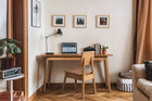 escrivaninha e cadeira baviera ambientados no home office em sala de estar