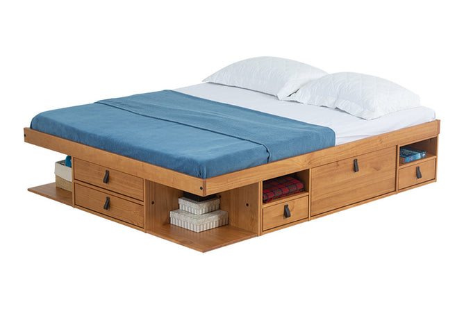 foto da cama queen size com gavetas bali na cor nozes vista na diagonal decorada