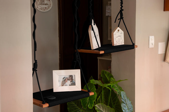 ideia de decoração com balanço de madeira com corda ecológica preta