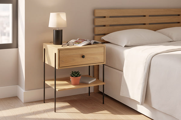 mesa de cabeceira leda areia e metal ambientado no quarto
