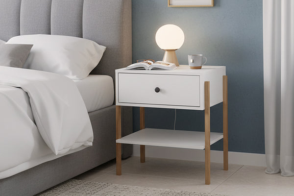 mesa de cabeceira leda branca ambientada no quarto
