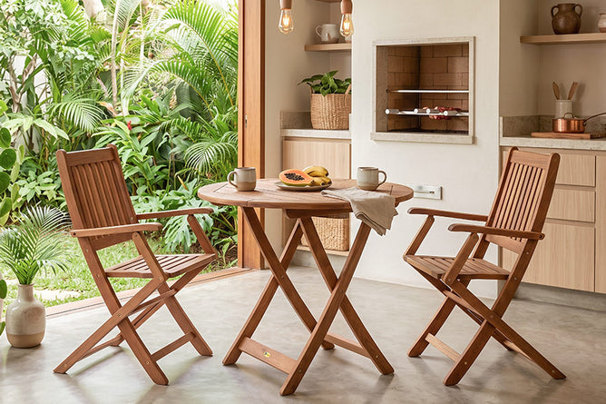 mesa drobravel 90 e cadeiras com braço dobravel ambientados na churrasqueira