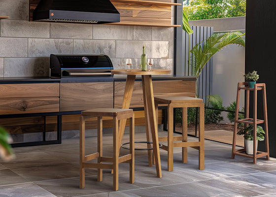 mesa icatu com banquetas natu e floreira garden ambientados na area gourmet