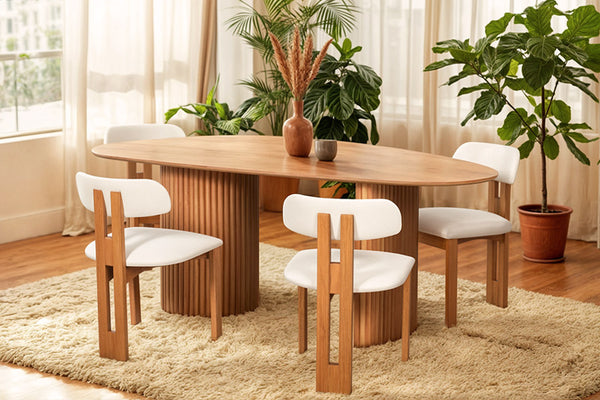 mesa organica e cadeiras trina ambientadas na sala de jantar