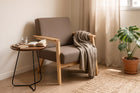 poltrona caju marrom e mesa lateral jade 52cm ambientados na sala de estar