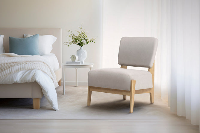 poltrona de madeira para sala luna tecido bege ambientada no quarto