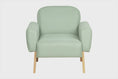 poltrona para sala agnes base natural e tecido verde vista em varios angulos
