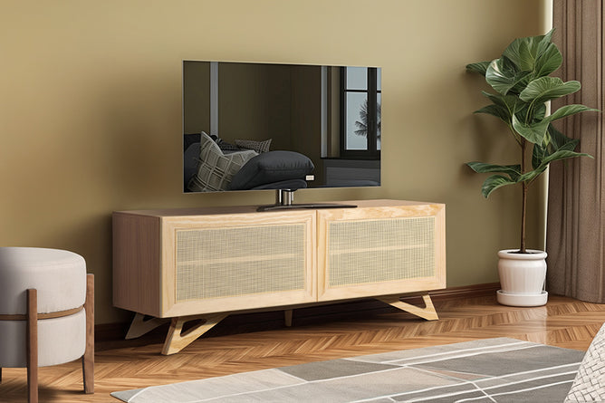 rack 120 cm yono cores freijo rattan ambientado na sala de estar com TV em cima