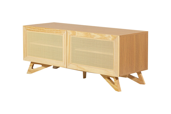 rack para sala 120 cm yono freijó e rattan visto na diagonal em fundo branco