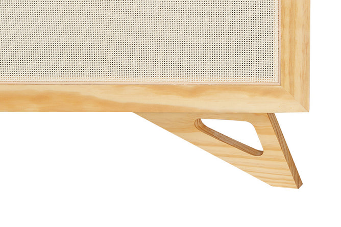 rack para sala 180 cm yono freijó e rattan mostrando detalhes dos pes em fundo branco