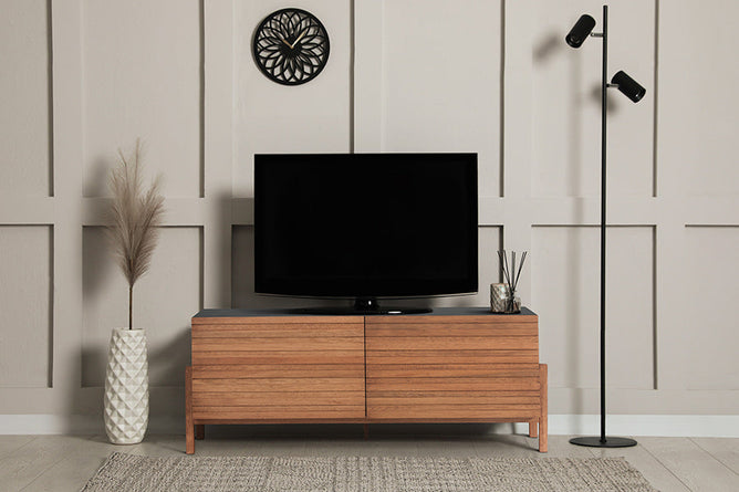 rack para tv 126 cm yono preto e jatobá visto de frente na sala de estar com tv em cima