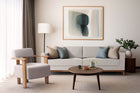 sala ambientada com poltrona de madeira estofada para sala feather e sofá chanfrê