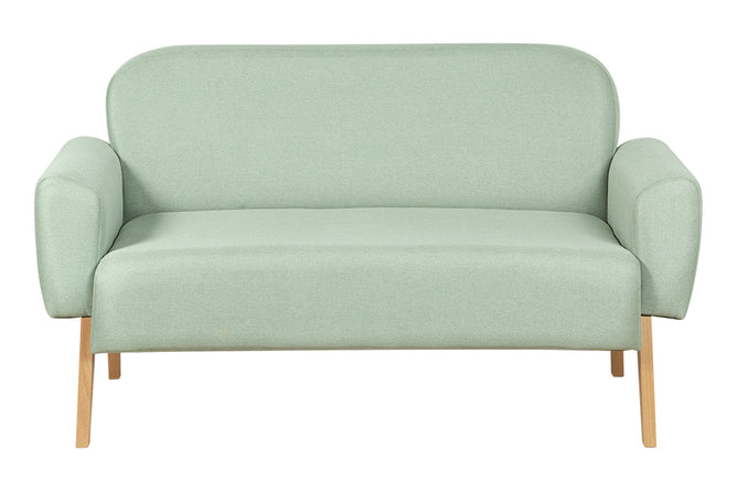 sofa 2 lugares agnes natural e tecido verde visto de frente em fundo branco