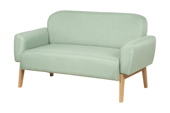 sofa 2 lugares agnes natural e tecido verde visto em perspectiva em fundo branco