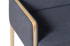 sofa 2 lugares arpoador natural e tecido cinza escuro visto em fundo infinito detalhe braço