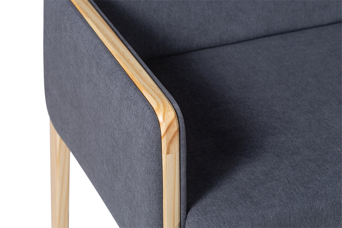 sofa 2 lugares arpoador natural e tecido cinza escuro visto em fundo infinito detalhe braço