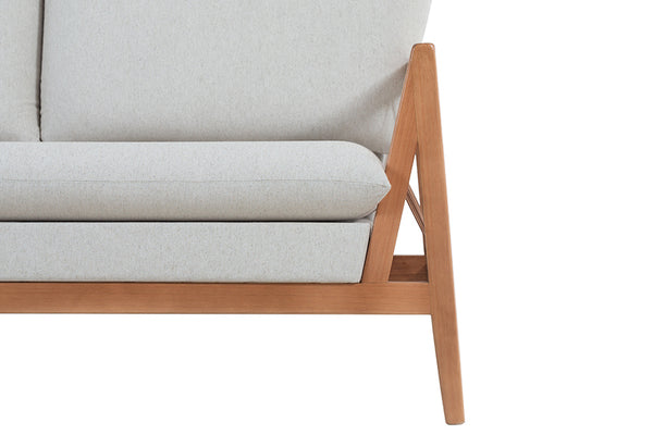 sofa 2 lugares trance cedro e tecido bege detalhe braço