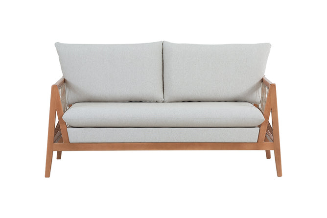 sofa 2 lugares trance cedro e tecido bege visto de frente em fundo branco