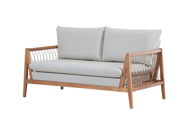 sofa 2 lugares trance cedro e tecido bege visto na diagonal em fundo branco