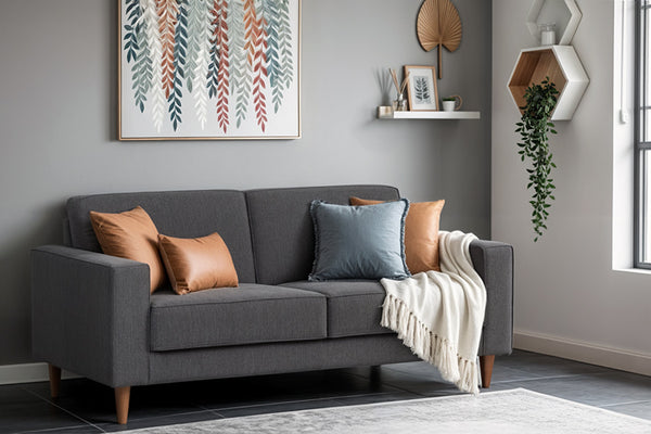 sofa 2 lugares nairobi cinza escuro ambientado na sala de estar