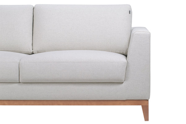 sofá 3 lugares Chanfrê bege detalhe braço e assento em fundo branco