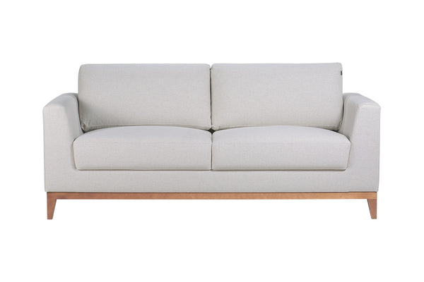 sofá para sala 3 lugares Chanfrê bege visto de frente em fundo branco